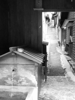 喉をうるおす山の水