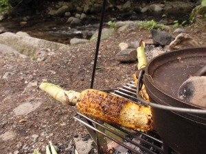 とうもろこしを焼き醤油をたらしていただく