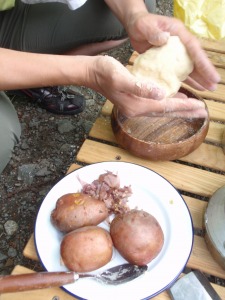 じゃが芋を蒸して小麦粉と混ぜる