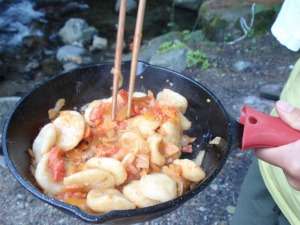 トマトや玉ねぎなどの野菜と炒めればできあがり