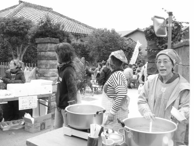 呼び込みをするご婦人たち