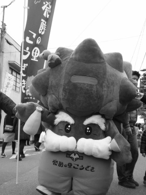 ゆるキャラ「なんうやもんじゃ」も今日を喜んでいました。