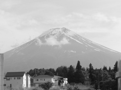 顔をだした富士山。