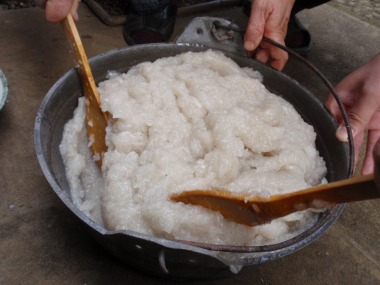 天地を返しながらまんべんなくまぜる。(白色になる)