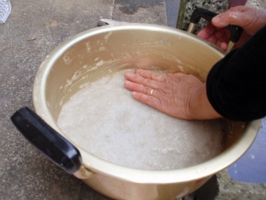 しっかり押して、空気をぬく。
