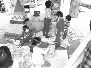 木を使って遊びましょ。