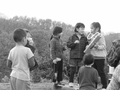 次のステージは子どもたち。何を歌うのかな。