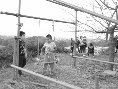 手づくりの遊具。遊び方は子どもたちが競い合ってみつけていきます。