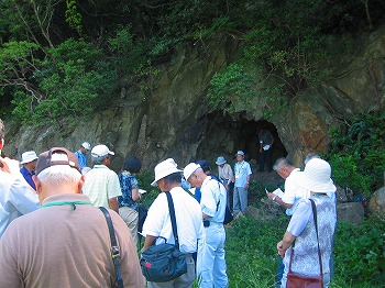 奥に見えるのが回天壕跡