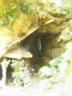鹿川の洞窟全景