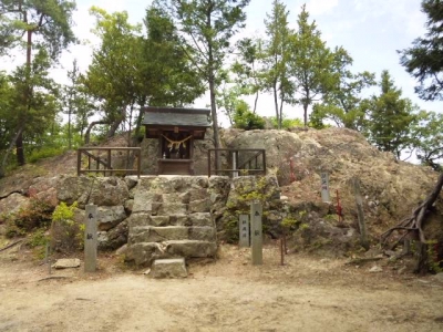 石上布都魂神社本宮磐座