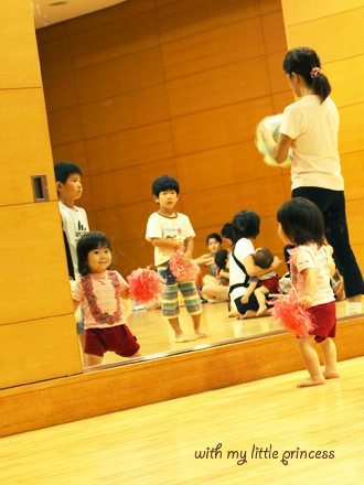 鏡の前で、ポンポン持って。