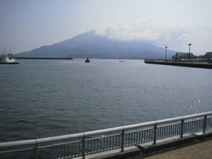 鹿児島港から見た桜島