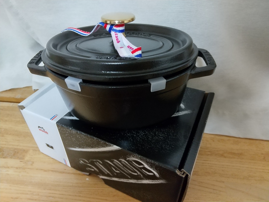 ナオロマツサンタさんアリガトウ！STAUB ピコ・ココット オーバル 17cm