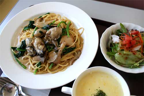 14番目の月 広島かき「極鮮王」とほうれん草のパスタランチ