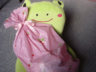 苺ぶりぶりのパジャマと変身しろたんぬいぐるみが入っています♪