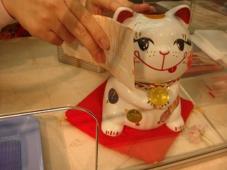購入したくじを猫ちゃんにすりすり・・・