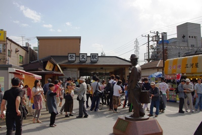 柴又駅と寅さん像