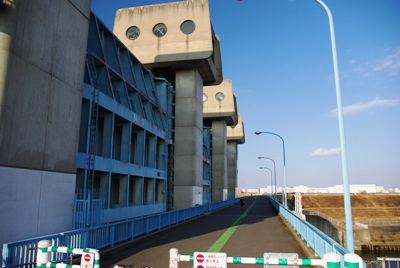 青水門と橋
