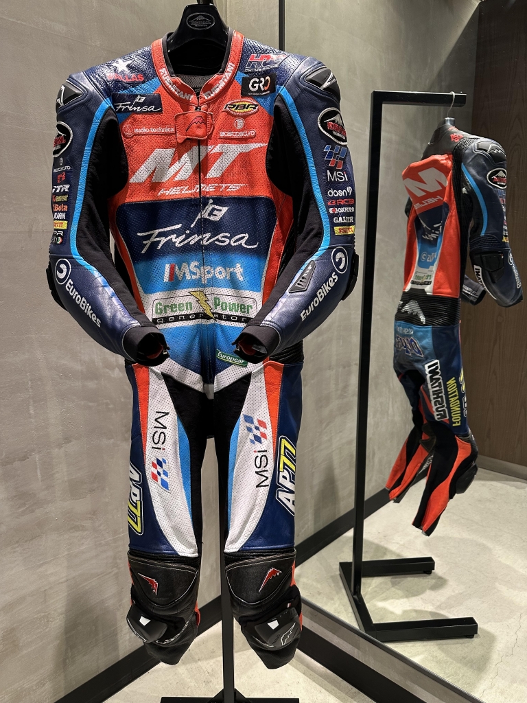 期間限定】小椋藍選手 レーシングスーツ展示：KUSHITANI 岡山店