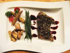 牛腿肉のペッパーステーキ