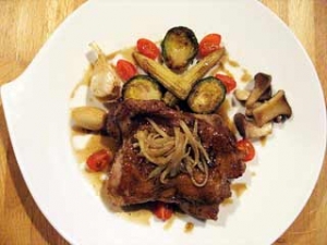 鶏腿肉のロースト ソース・シャルトリューズ・シナモン風味