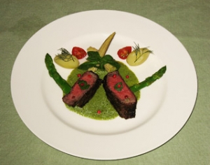 牛イチボ肉のグリル バジルソース