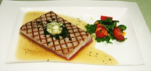 マグロのグリエ 香草風味のクールブイヨン メートルドテル・バター添え