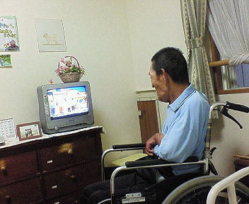 テレビを見るすぎやん