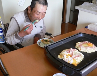 お好み焼きを食べるすぎやん