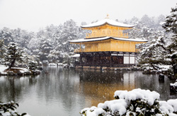雪景色の金閣寺