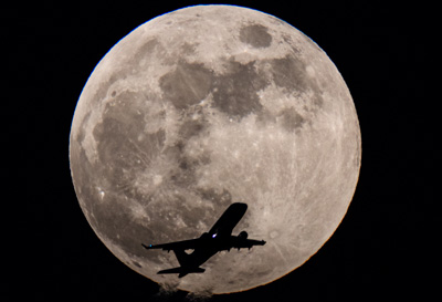 満月と飛行機のランデブー 星空日誌 天体写真の世界