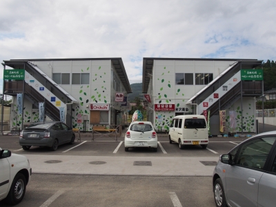 つどいの丘商店街。右側2FにSAVE TAKATA様のオフィス