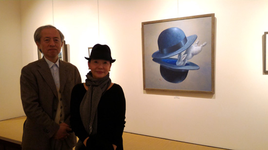 魅力的な絵の前で記念写真