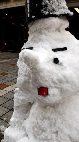 なかなかのハンサム雪だるまさん☆