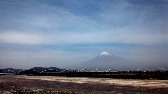裾野まで広がる富士山