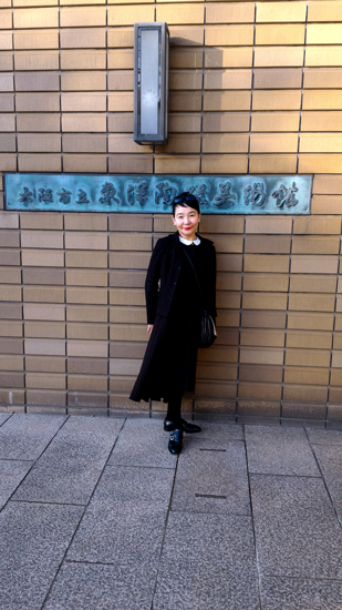 東洋陶磁器美術館前にて