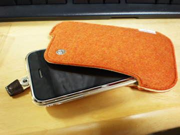 iPhone in フェルトケース