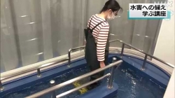 水害に備える防災講座で水の流れの中を歩く体験(NHK)