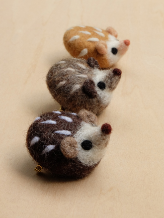 はねつきりんごフェルトはりねずみフェイスブローチ