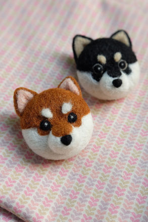 はねつきりんご柴犬フェイスブローチ