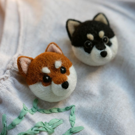 はねつきりんご柴犬フェイスブローチ