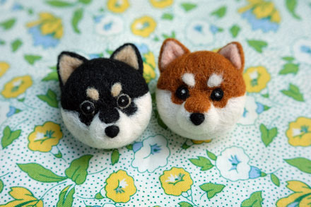 はねつきりんご柴犬フェイスブローチ