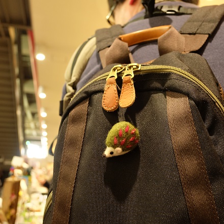 はねつきりんごOSAKAアート&てづくりバザールはりねずみブローチ