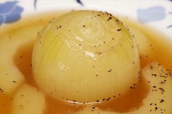 丸ごと玉ねぎと青パパイヤのスープ