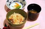 桜海老の釜飯となめこ汁