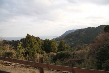 夕日に染まる海と山