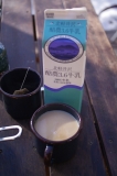 牛乳は現地でね。