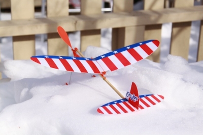 雪上で待機中のゴム飛行機