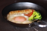しっかり暖まったe-ovenとちびパンで目玉焼き。